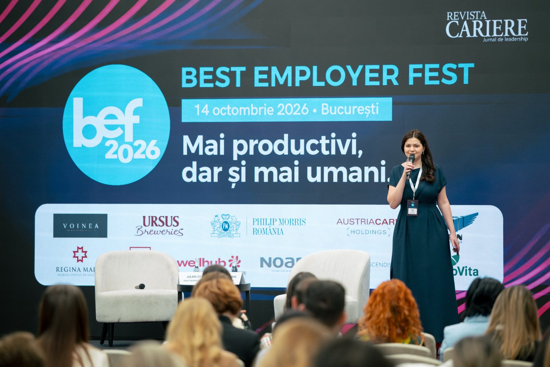 Speaker pe scenă la o conferință de employer branding, cu publicul în prim-plan